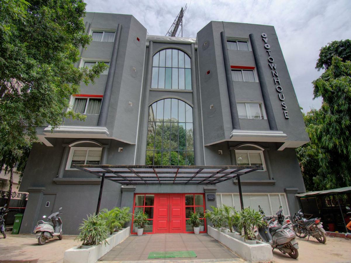 Oyo Townhouse 150 Shreyas Colony Hotel Ahmadábád Kültér fotó